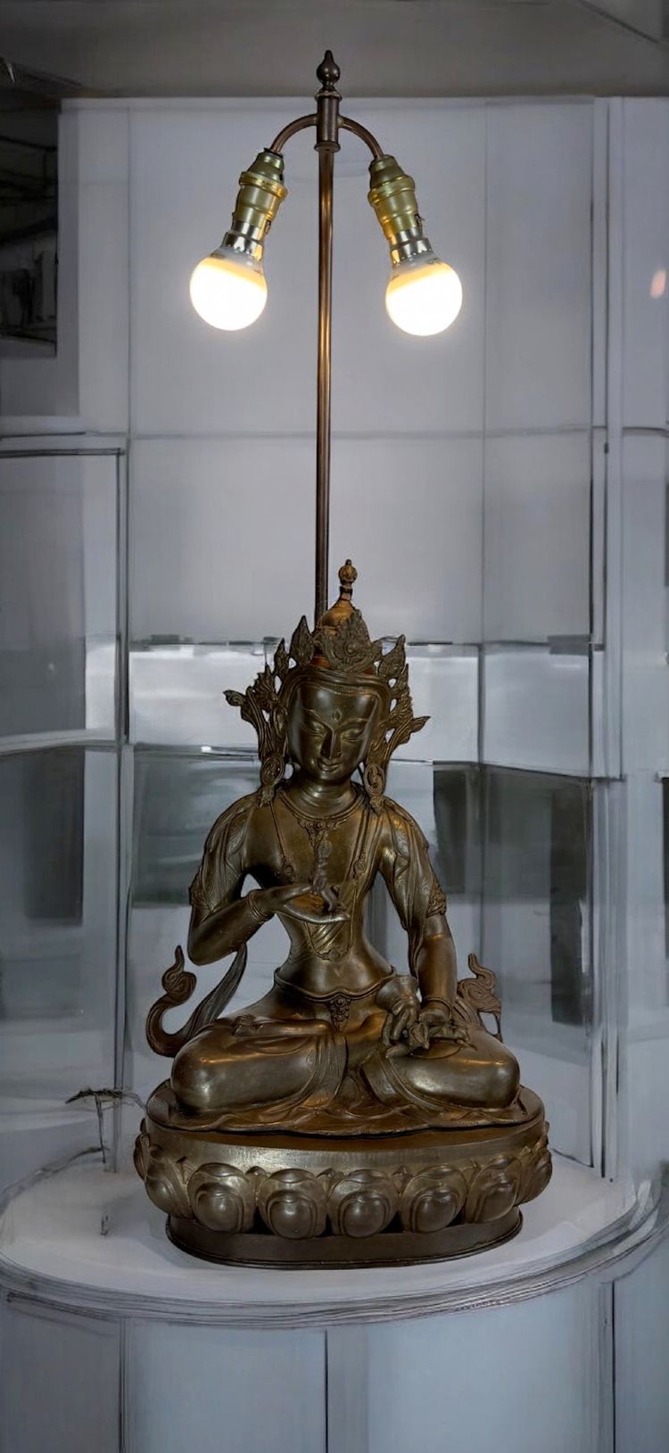 GRANDE PAIRE DE LAMPES EN BRONZE REPRÉSENTANT DES STATUES TIBÉTAINE FIN XIXe