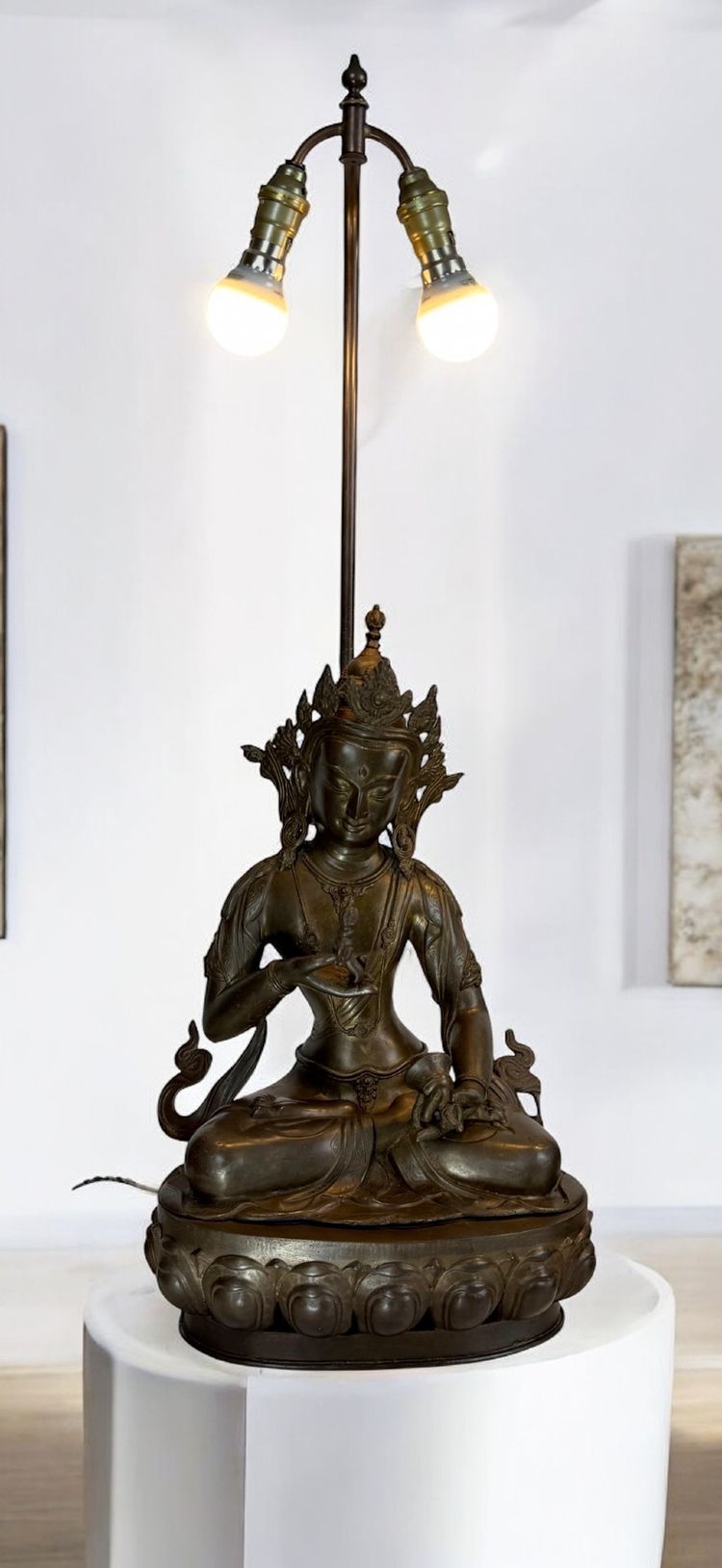 GRANDE PAIRE DE LAMPES EN BRONZE REPRÉSENTANT DES STATUES TIBÉTAINE FIN XIXe