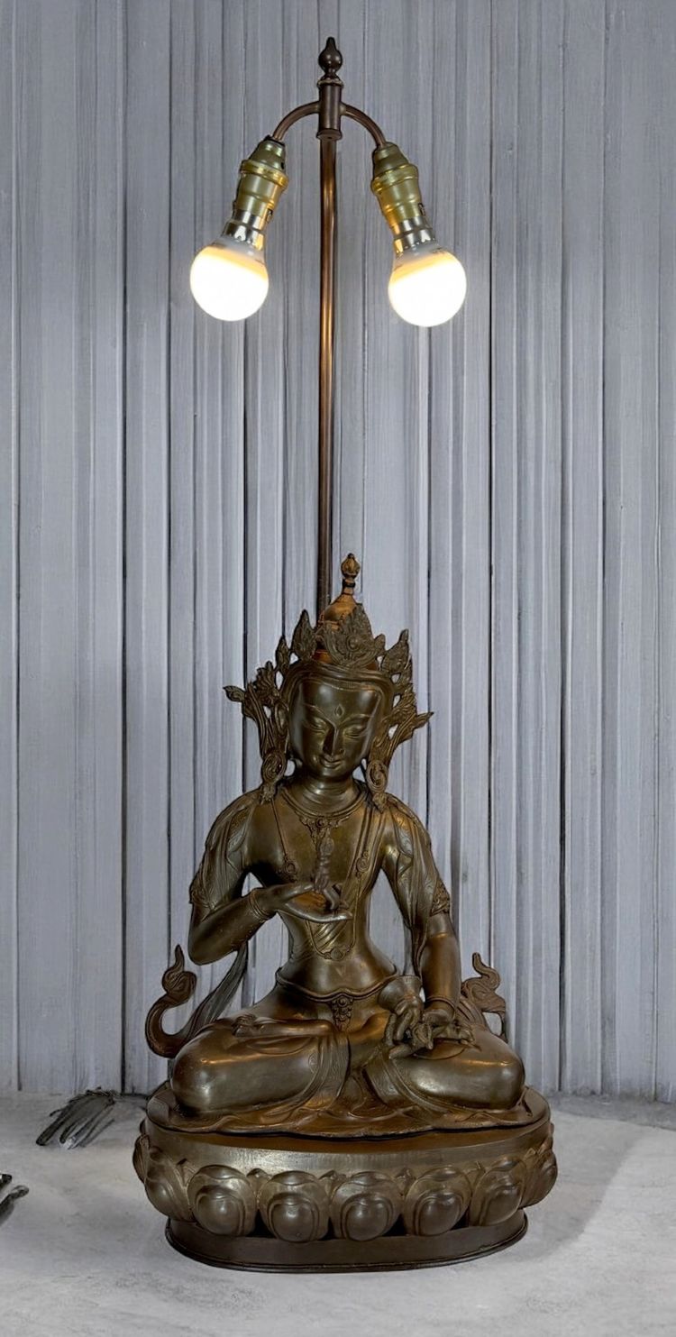 GRANDE PAIRE DE LAMPES EN BRONZE REPRÉSENTANT DES STATUES TIBÉTAINE FIN XIXe