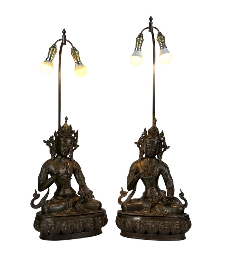 GRANDE PAIRE DE LAMPES EN BRONZE REPRÉSENTANT DES STATUES TIBÉTAINE FIN XIXe