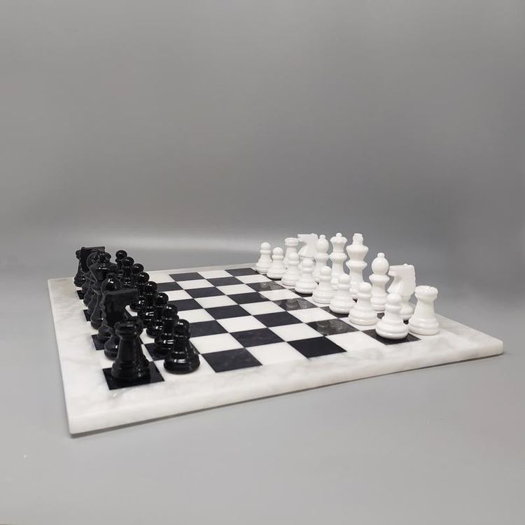 1970s Gorgeous Black and White Chess Set in Volterra Alabaster Handmade Made in Italy (Jeu d'échecs noir et blanc en albâtre de Volterra fait à la main)