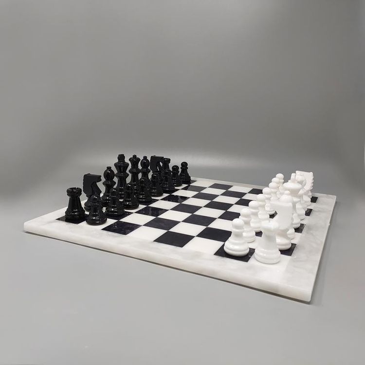 1970s Gorgeous Black and White Chess Set in Volterra Alabaster Handmade Made in Italy (Jeu d'échecs noir et blanc en albâtre de Volterra fait à la main)