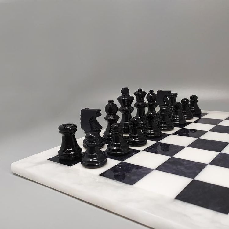 1970s Gorgeous Black and White Chess Set in Volterra Alabaster Handmade Made in Italy (Jeu d'échecs noir et blanc en albâtre de Volterra fait à la main)