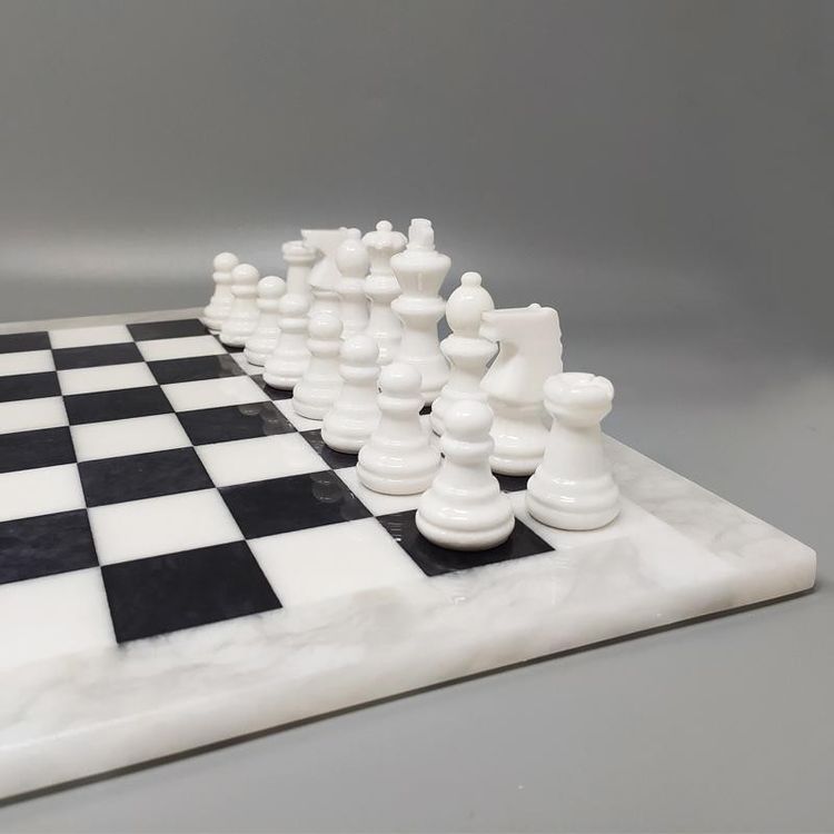 1970s Gorgeous Black and White Chess Set in Volterra Alabaster Handmade Made in Italy (Jeu d'échecs noir et blanc en albâtre de Volterra fait à la main)