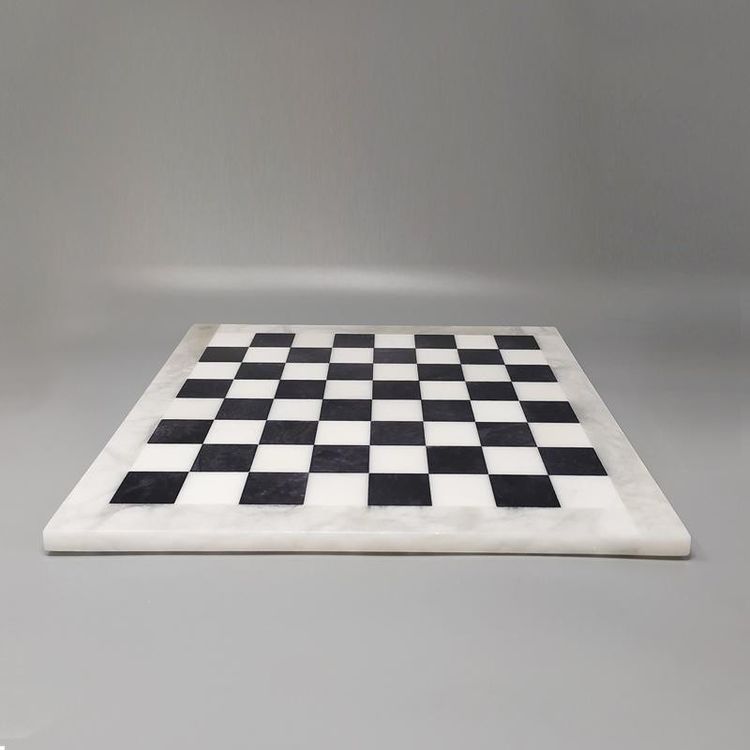 1970s Gorgeous Black and White Chess Set in Volterra Alabaster Handmade Made in Italy (Jeu d'échecs noir et blanc en albâtre de Volterra fait à la main)