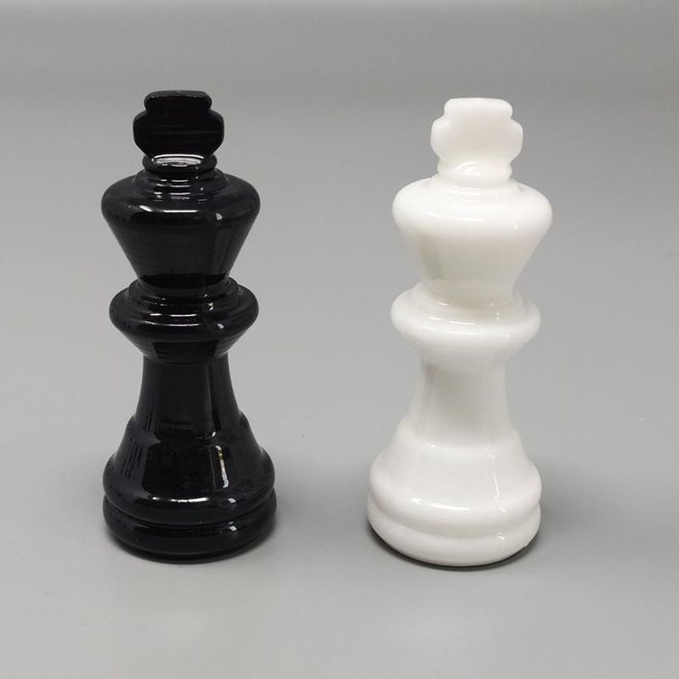 1970s Gorgeous Black and White Chess Set in Volterra Alabaster Handmade Made in Italy (Jeu d'échecs noir et blanc en albâtre de Volterra fait à la main)