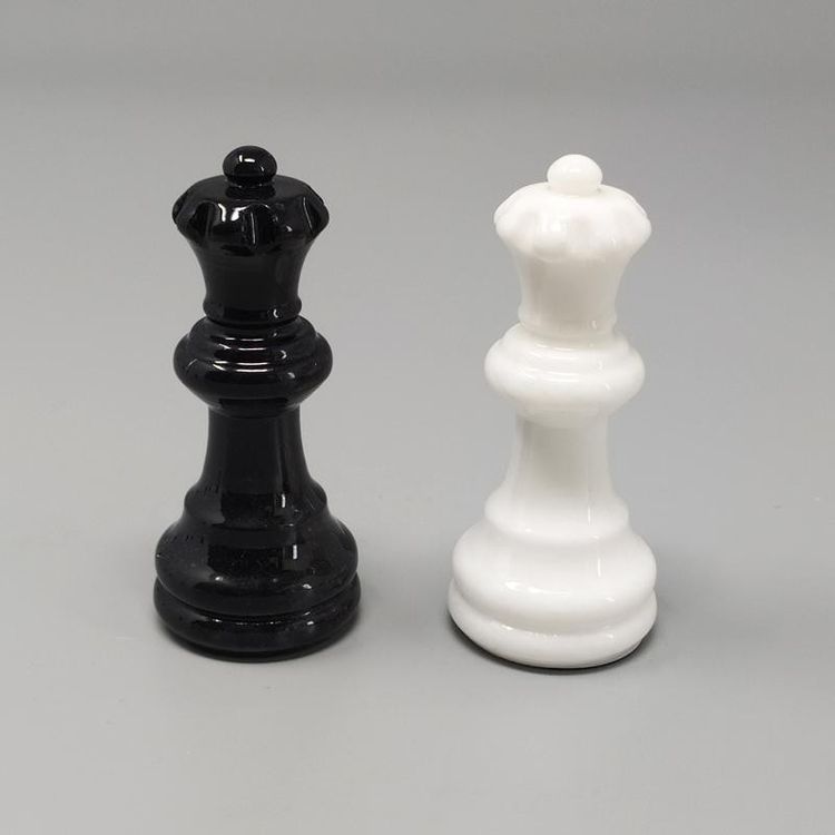 1970s Gorgeous Black and White Chess Set in Volterra Alabaster Handmade Made in Italy (Jeu d'échecs noir et blanc en albâtre de Volterra fait à la main)