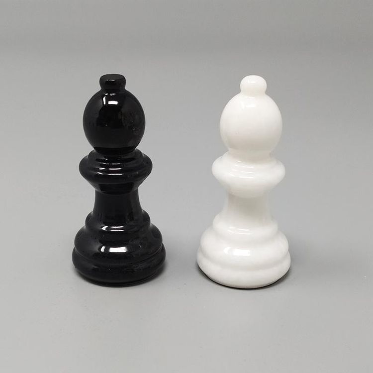 1970s Gorgeous Black and White Chess Set in Volterra Alabaster Handmade Made in Italy (Jeu d'échecs noir et blanc en albâtre de Volterra fait à la main)