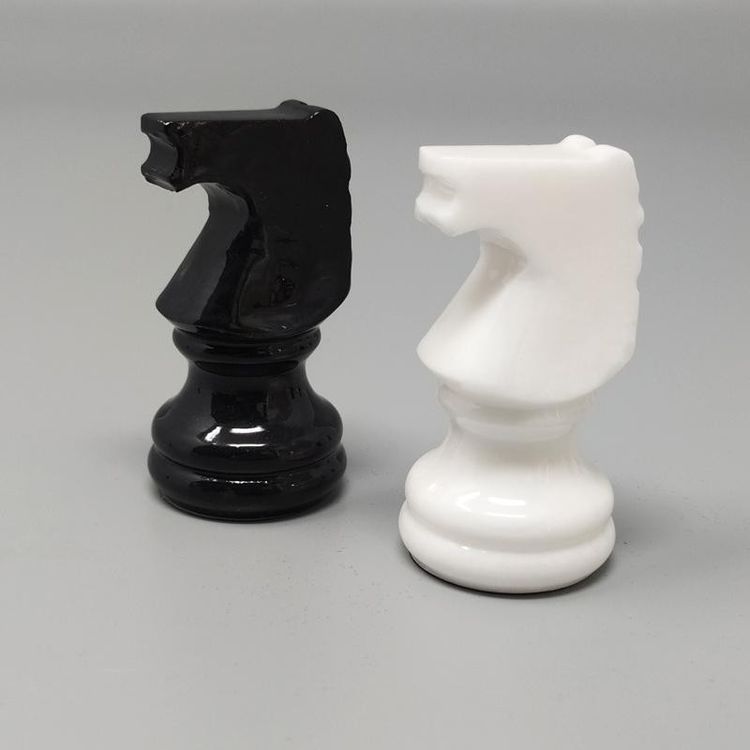 1970s Gorgeous Black and White Chess Set in Volterra Alabaster Handmade Made in Italy (Jeu d'échecs noir et blanc en albâtre de Volterra fait à la main)