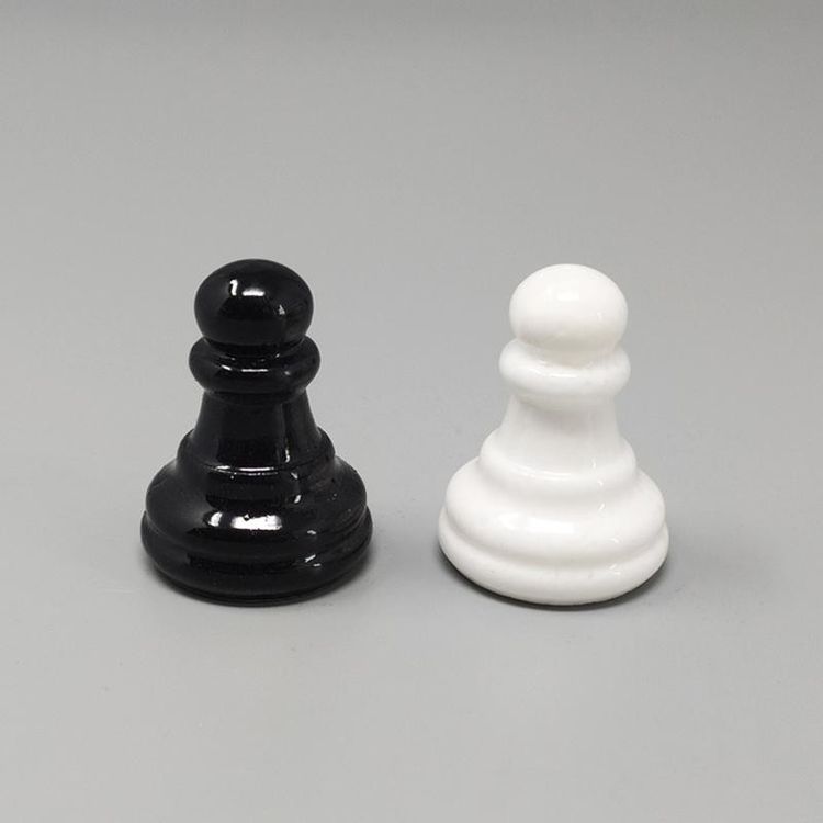 1970s Gorgeous Black and White Chess Set in Volterra Alabaster Handmade Made in Italy (Jeu d'échecs noir et blanc en albâtre de Volterra fait à la main)