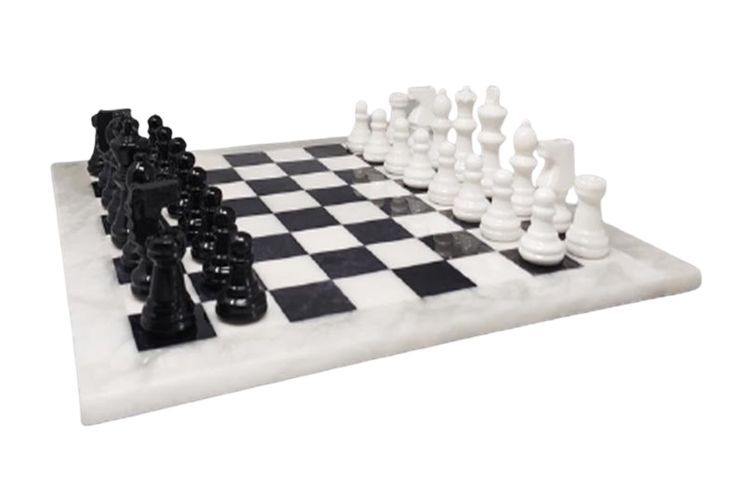 1970s Gorgeous Black and White Chess Set in Volterra Alabaster Handmade Made in Italy (Jeu d'échecs noir et blanc en albâtre de Volterra fait à la main)