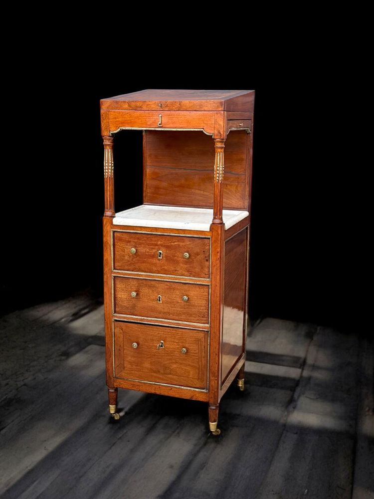 MEUBLE COIFFEUSE /BARBIERE EN ACAJOU XIXe AVEC DESSUS CUIR DECOUVRANT UN MIROIR
