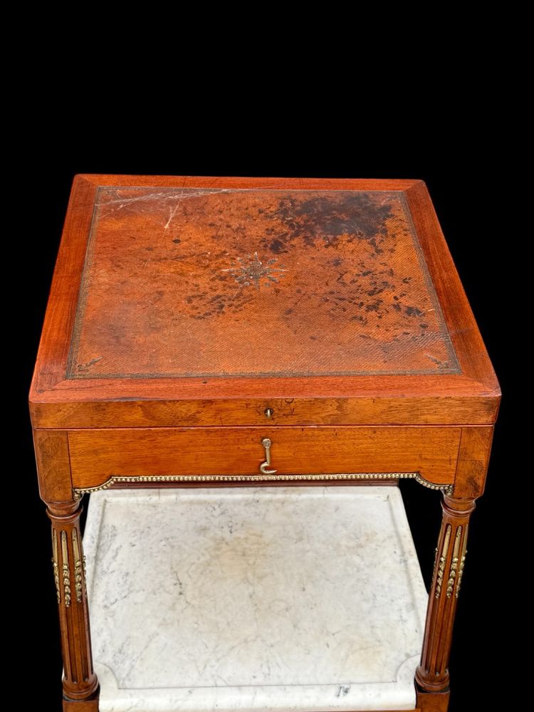 MEUBLE COIFFEUSE /BARBIERE EN ACAJOU XIXe AVEC DESSUS CUIR DECOUVRANT UN MIROIR