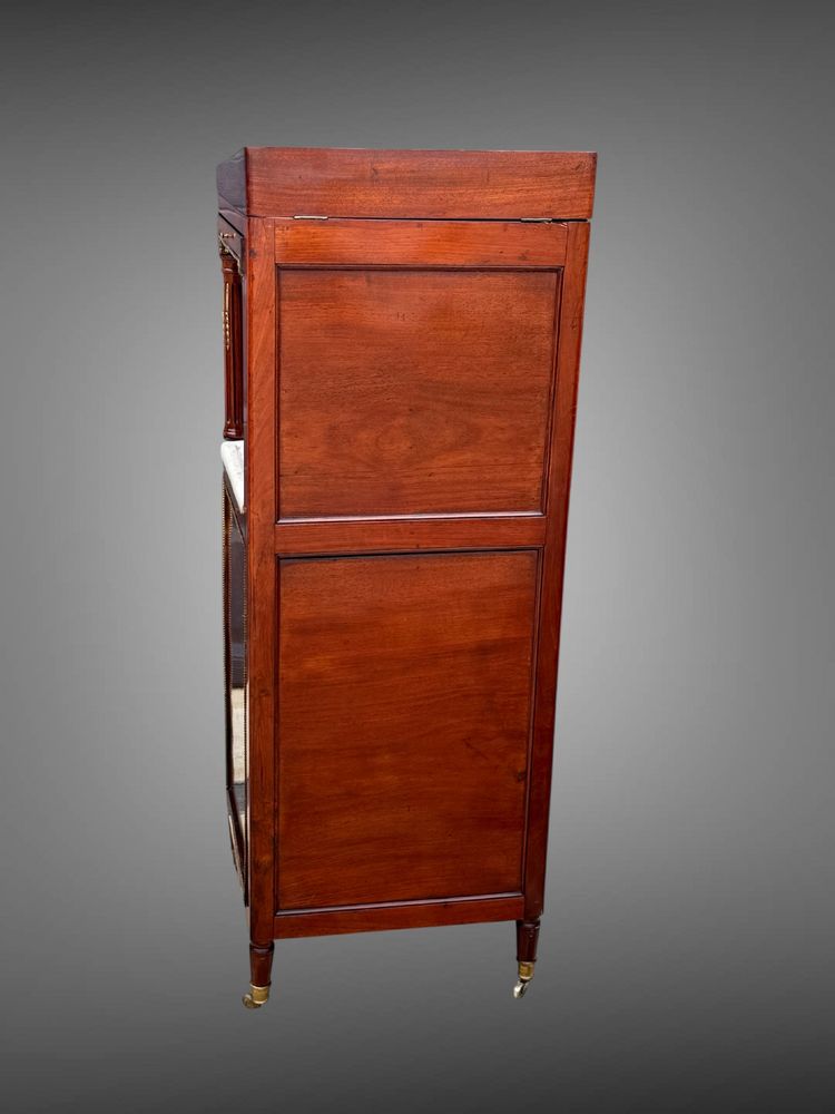 MEUBLE COIFFEUSE /BARBIERE EN ACAJOU XIXe AVEC DESSUS CUIR DECOUVRANT UN MIROIR