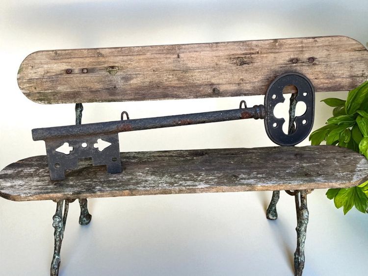 LARGE EIGHTEENTH CENTURY DOUBLE-SIDED LOCKWARE SIGN IN IRON 87 CM LONG