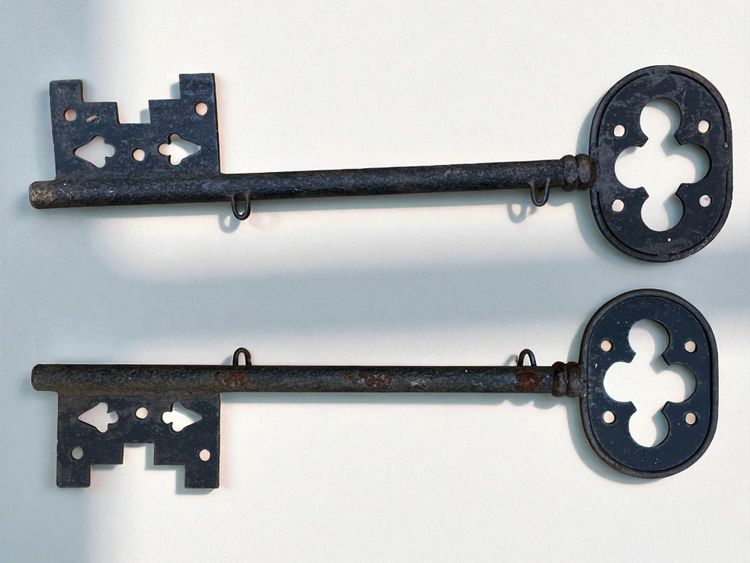 LARGE EIGHTEENTH CENTURY DOUBLE-SIDED LOCKWARE SIGN IN IRON 87 CM LONG