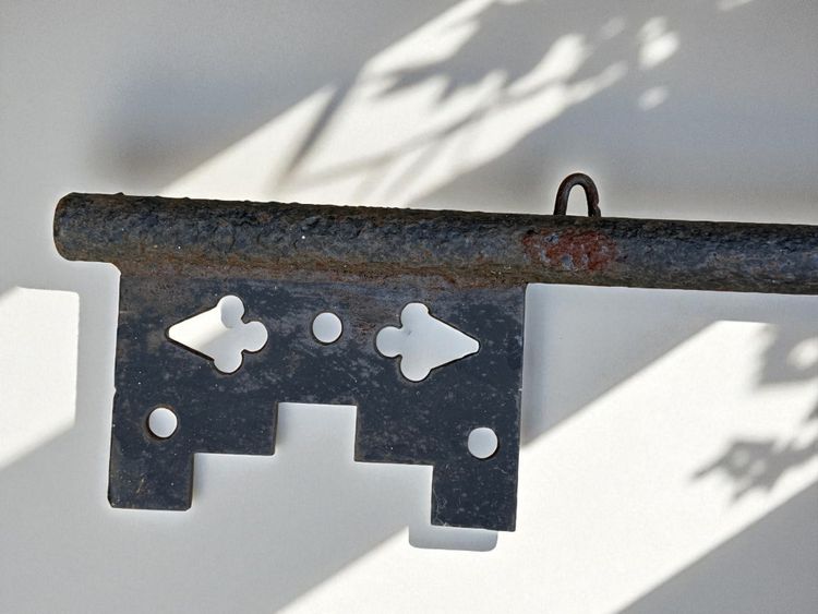 LARGE EIGHTEENTH CENTURY DOUBLE-SIDED LOCKWARE SIGN IN IRON 87 CM LONG
