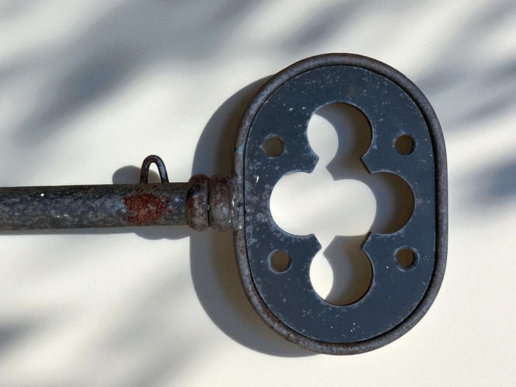 LARGE EIGHTEENTH CENTURY DOUBLE-SIDED LOCKWARE SIGN IN IRON 87 CM LONG