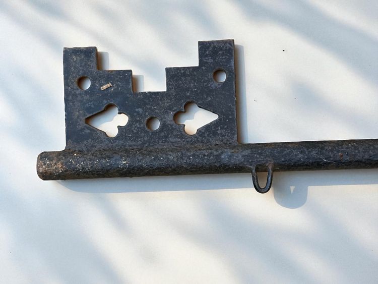 LARGE EIGHTEENTH CENTURY DOUBLE-SIDED LOCKWARE SIGN IN IRON 87 CM LONG