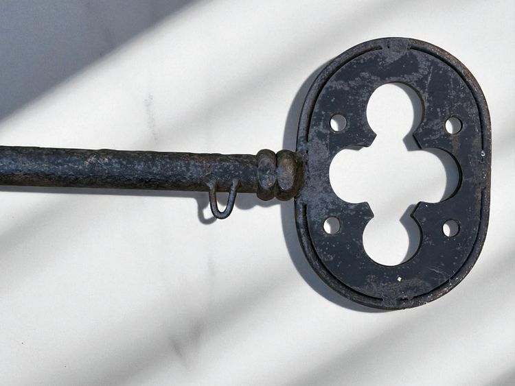 LARGE EIGHTEENTH CENTURY DOUBLE-SIDED LOCKWARE SIGN IN IRON 87 CM LONG