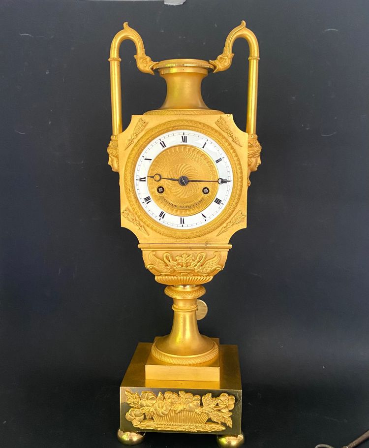 Orologio a vaso in bronzo cesellato e dorato, inizio XIX secolo, firmato CHEVILLAD ROSIER  Pari