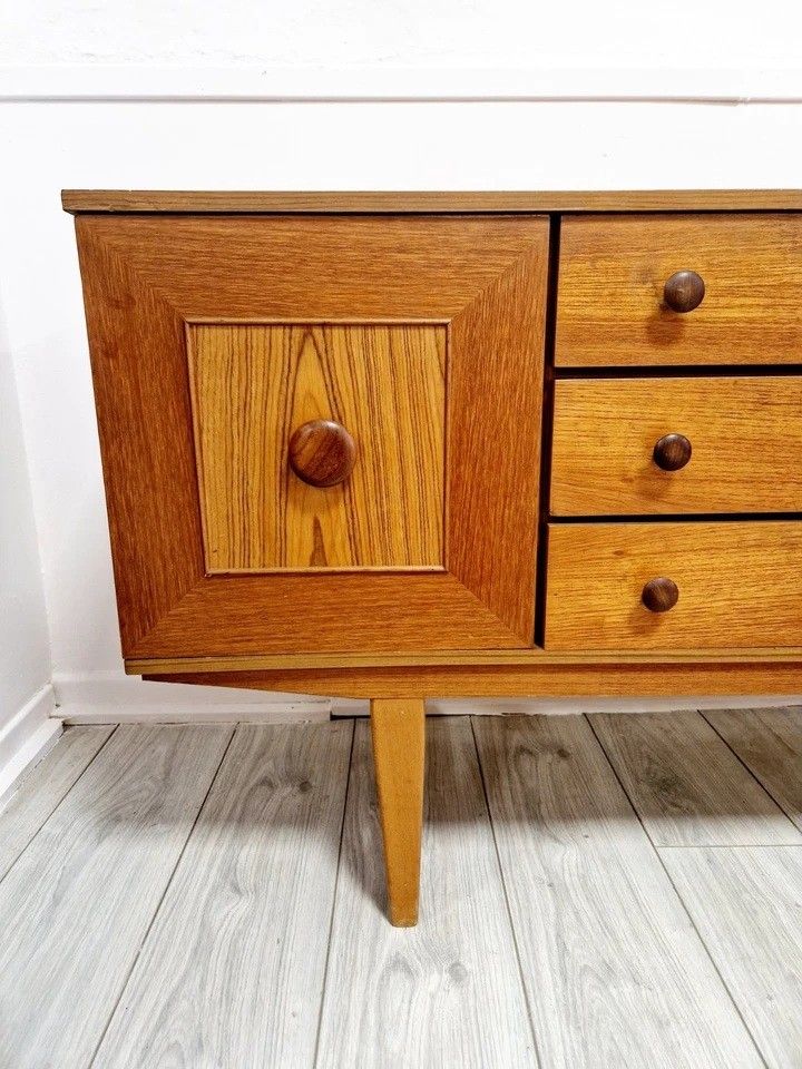 Credenza in teak con frontone a volta di metà secolo