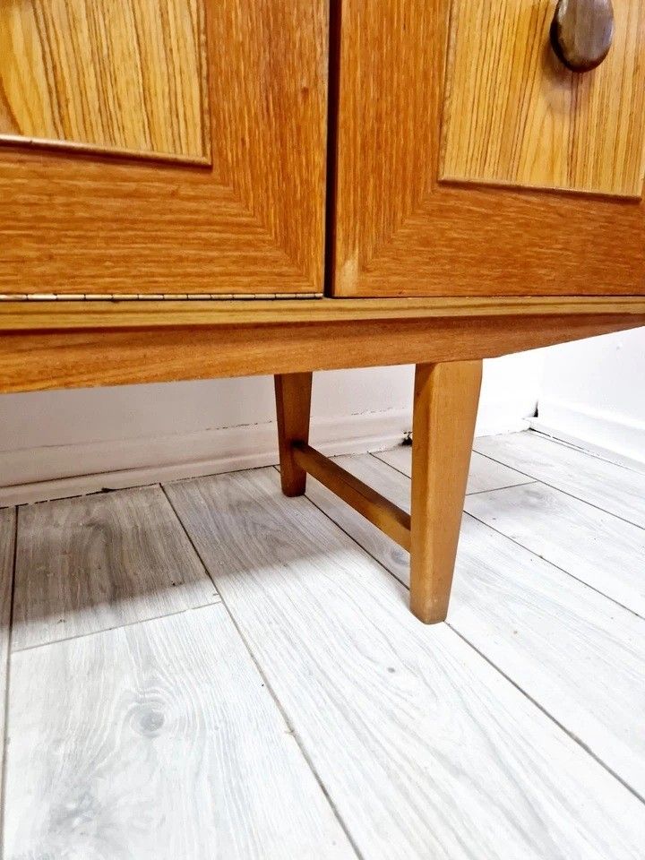 Credenza in teak con frontone a volta di metà secolo