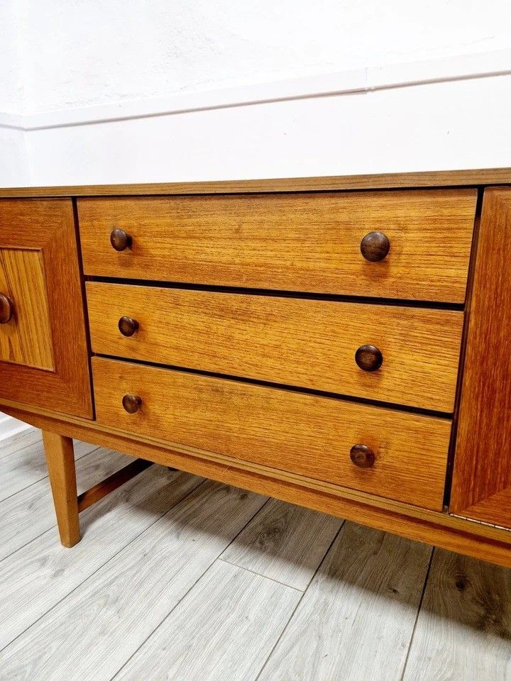 Credenza in teak con frontone a volta di metà secolo