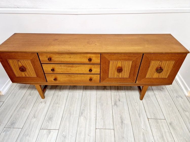 Credenza in teak con frontone a volta di metà secolo