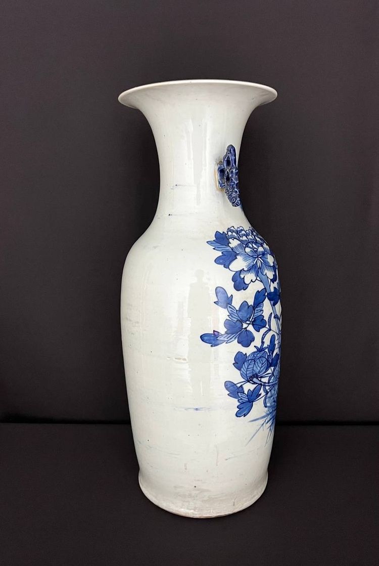 Grande vaso in porcellana bianca e blu, Cina, fine XIX - inizio XX secolo