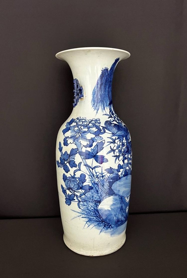 Grande vaso in porcellana bianca e blu, Cina, fine XIX - inizio XX secolo