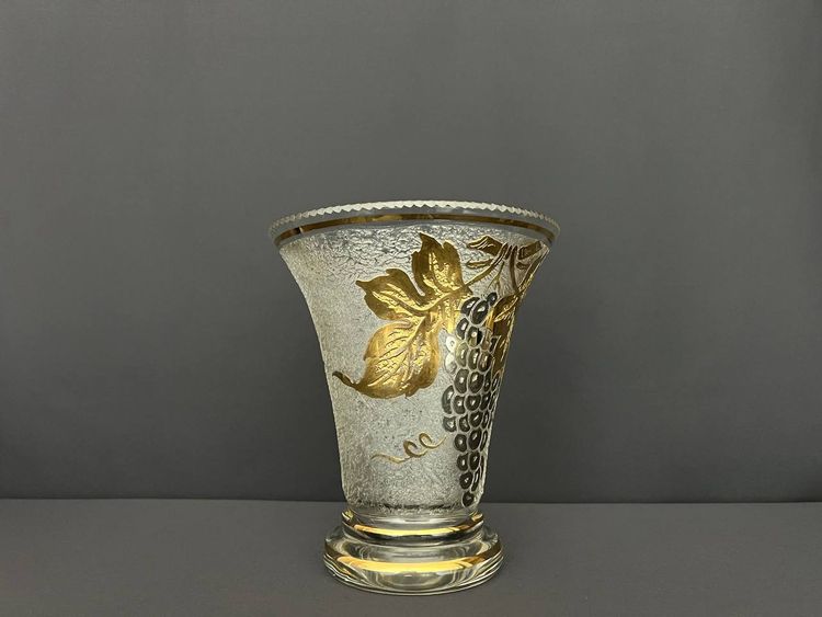 Vase en verre signé Adat – Style Art déco – Décor de grappes dorées en relief