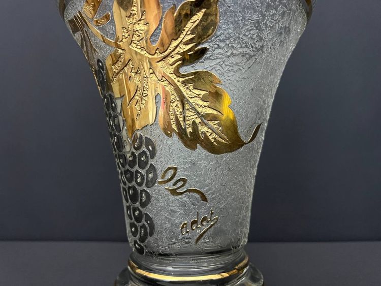 Vase en verre signé Adat – Style Art déco – Décor de grappes dorées en relief