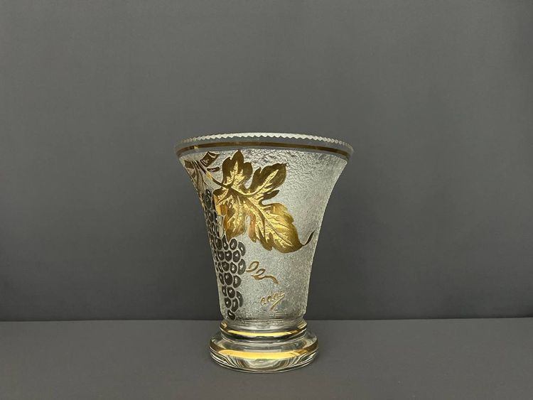Vase en verre signé Adat – Style Art déco – Décor de grappes dorées en relief
