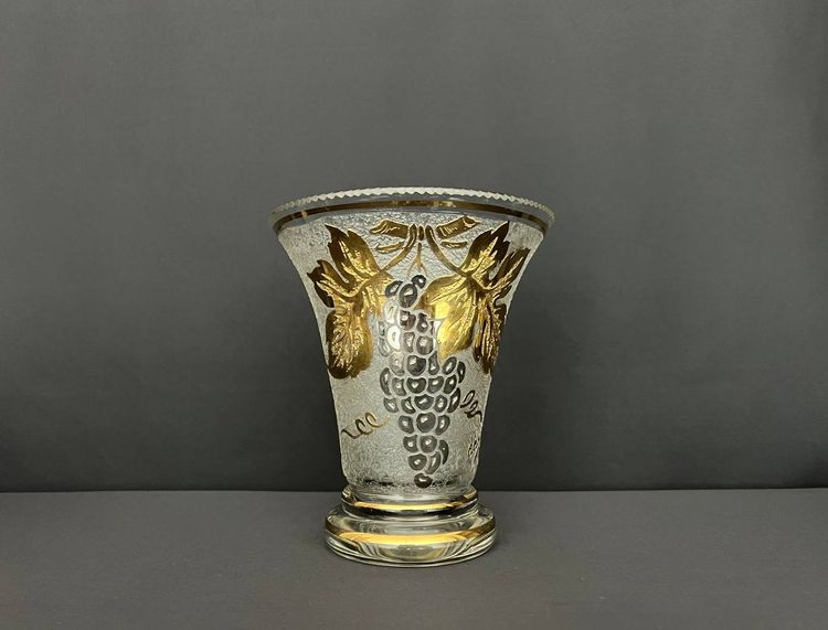 Vase en verre signé Adat – Style Art déco – Décor de grappes dorées en relief