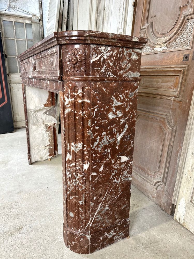 Mantello in marmo rosso in stile Luigi XVI della fine del XIX secolo