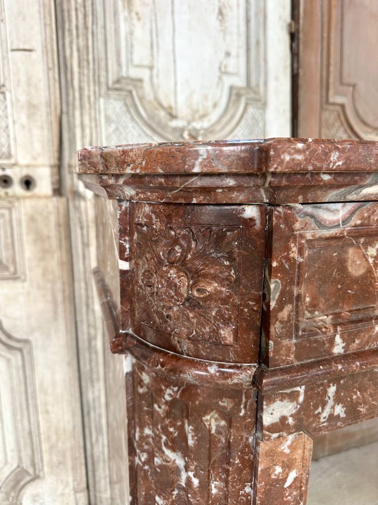 Mantello in marmo rosso in stile Luigi XVI della fine del XIX secolo