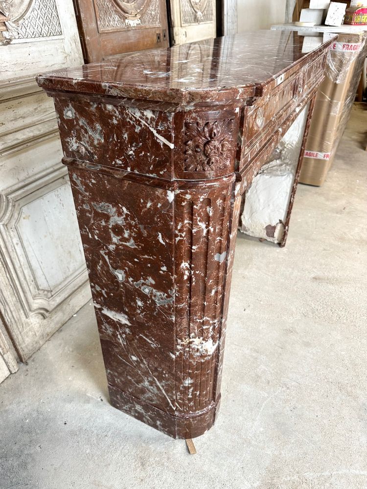 Mantello in marmo rosso in stile Luigi XVI della fine del XIX secolo