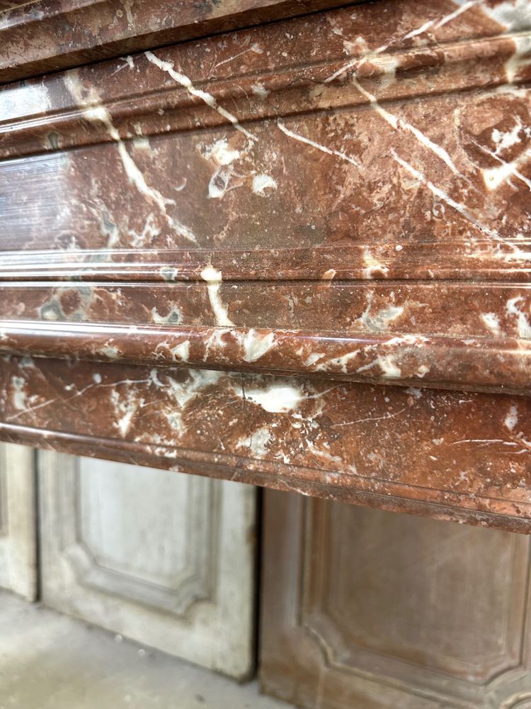 Mantello in marmo rosso in stile Luigi XVI della fine del XIX secolo