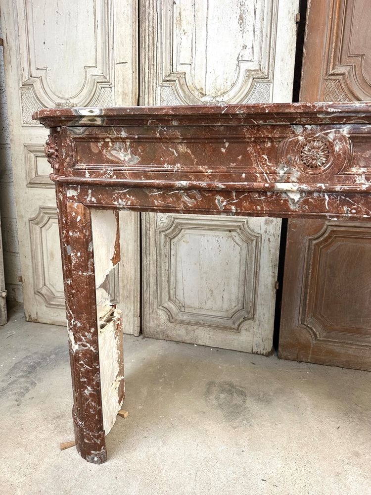 Mantello in marmo rosso in stile Luigi XVI della fine del XIX secolo