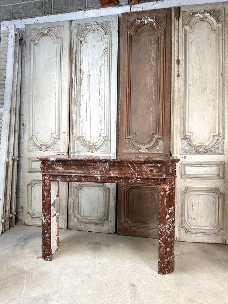 Mantello in marmo rosso in stile Luigi XVI della fine del XIX secolo