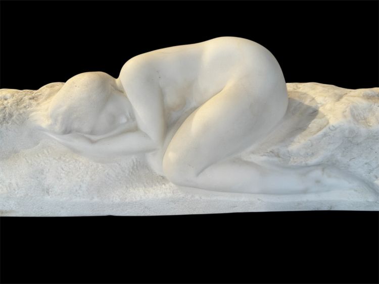 Amadeo Gennarelli Donna reclinata Scultura in marmo bianco - Art Déco