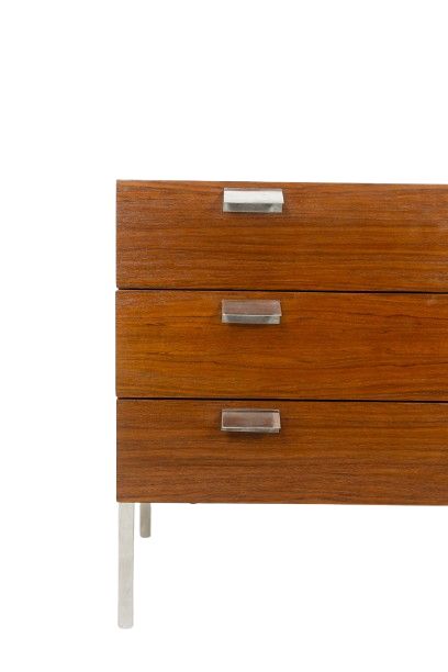 André Monpoix. Cassettone in teak con 3 cassetti. Circa 1960. LS6357708M