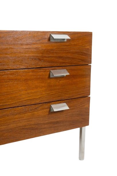 André Monpoix. Cassettone in teak con 3 cassetti. Circa 1960. LS6357708M