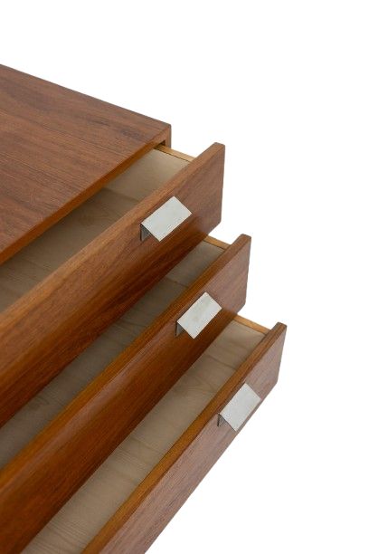 André Monpoix. Cassettone in teak con 3 cassetti. Circa 1960. LS6357708M
