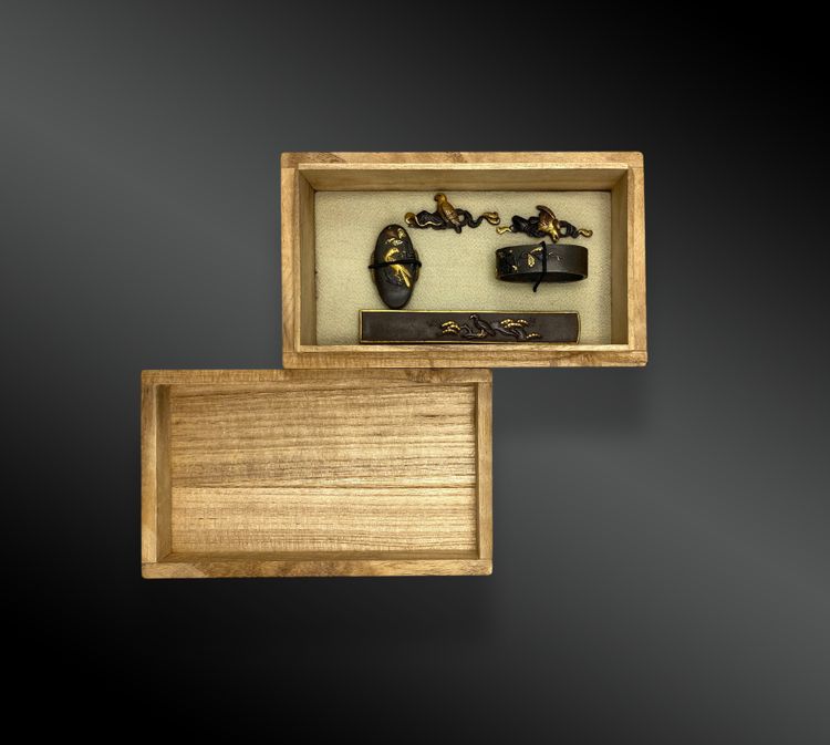 FUCHI KASHIRA, MENUKI, KOZUKA SET Giappone, fine XIX secolo