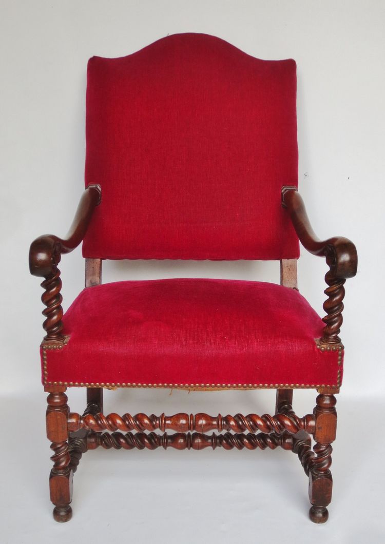 Fauteuil en  noyer, XVIIe siècle.  