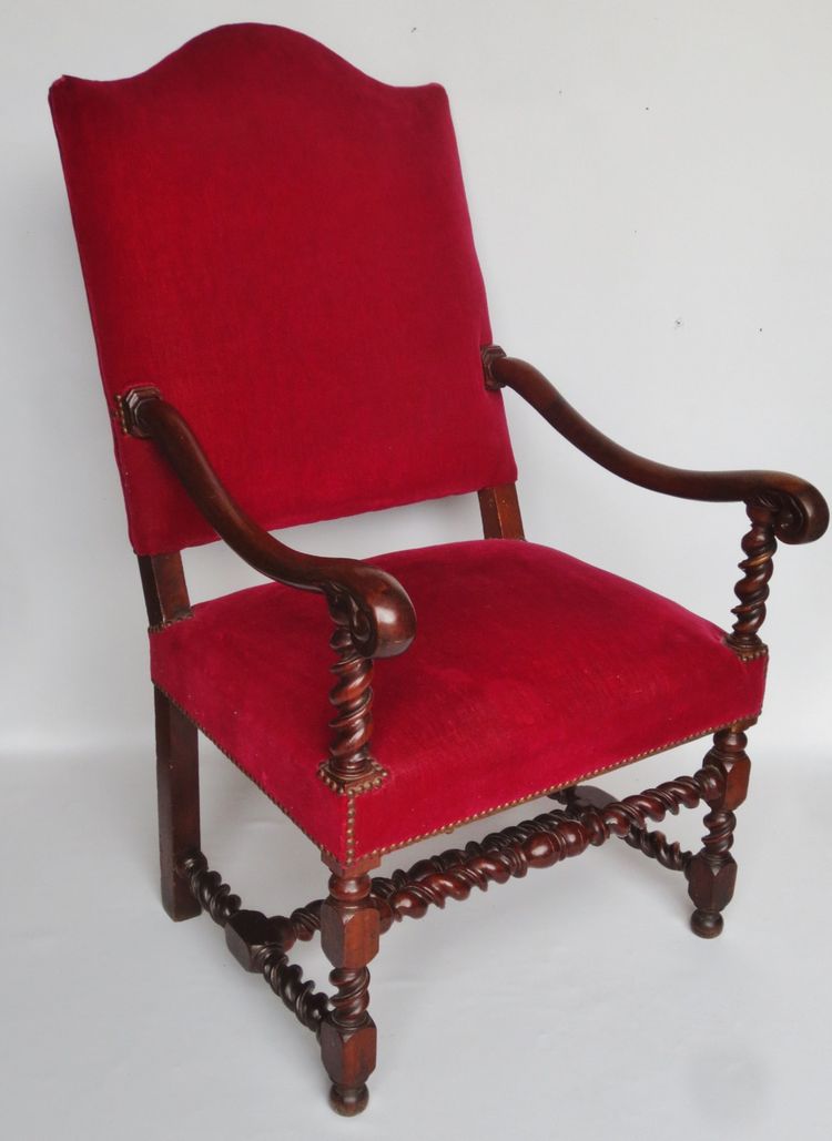 Fauteuil en  noyer, XVIIe siècle.  