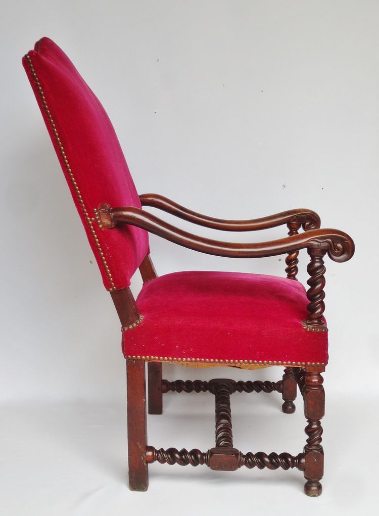 Fauteuil en  noyer, XVIIe siècle.  