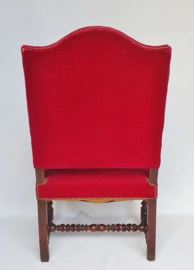 Fauteuil en  noyer, XVIIe siècle.  
